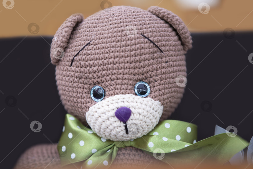 Скачать Забавный мишка ручной вязки крупным планом. фотосток Ozero