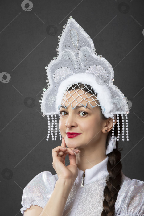 Скачать Снегурочка. Зимний портрет красивой молодой женщины в зимней короне. фотосток Ozero