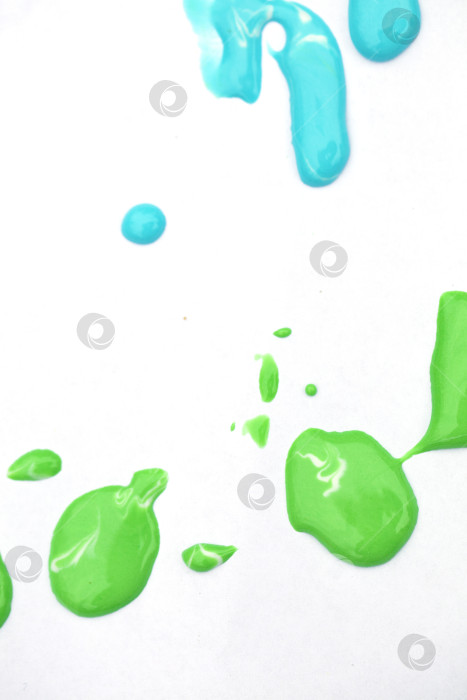 Скачать Абстрактные пятна и разводы зеленой и синей краски. фотосток Ozero