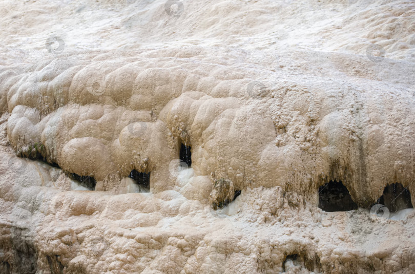 Скачать Отложение кальция. Выход минеральной воды на поверхность. Перевал Кросс в Республике Грузия фотосток Ozero