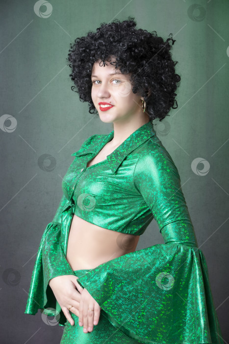 Скачать Красивая винтажная женщина в африканском парике на сером фоне. Девушка с дискотеки. фотосток Ozero