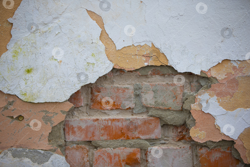 Скачать Текстура старой кирпичной стены с облупившейся белой краской. фотосток Ozero