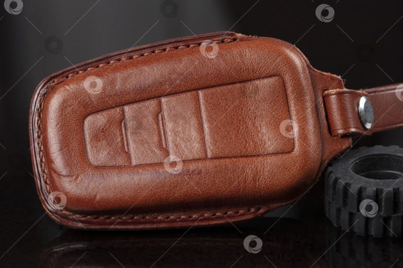Скачать Кожаный футляр для ключей от машины на черном фоне. фотосток Ozero