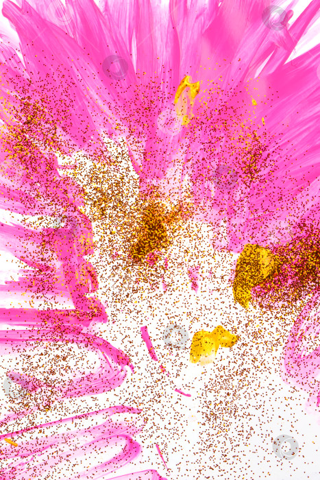 Скачать На белом фоне розовые полосы акварели усыпаны золотыми блестками. фотосток Ozero