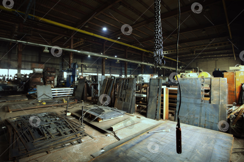 Скачать Металлические листы из стали в цехе металлообрабатывающего завода. фотосток Ozero