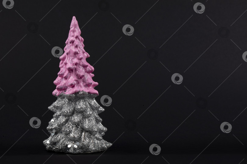 Скачать Рождественская композиция. Розово-серебристая рождественская елка на черном фоне. счастливых праздников. Минималистичная новогодняя концепция. фотосток Ozero