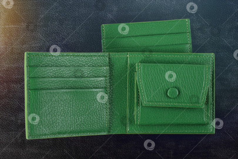Скачать Изделия из кожи. Бумажник-визитница выполнен из зеленой кожи на черном фоне. фотосток Ozero