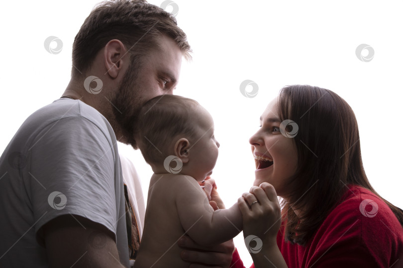 Скачать Портрет молодых родителей и малыша крупным планом. Отец и мать обнимают и играют с красивым маленьким сыном. Концепция любви, счастливого отцовства и материнства. фотосток Ozero