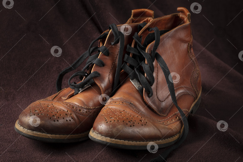 Скачать Старые кожаные коричневые туфли на темном фоне. фотосток Ozero