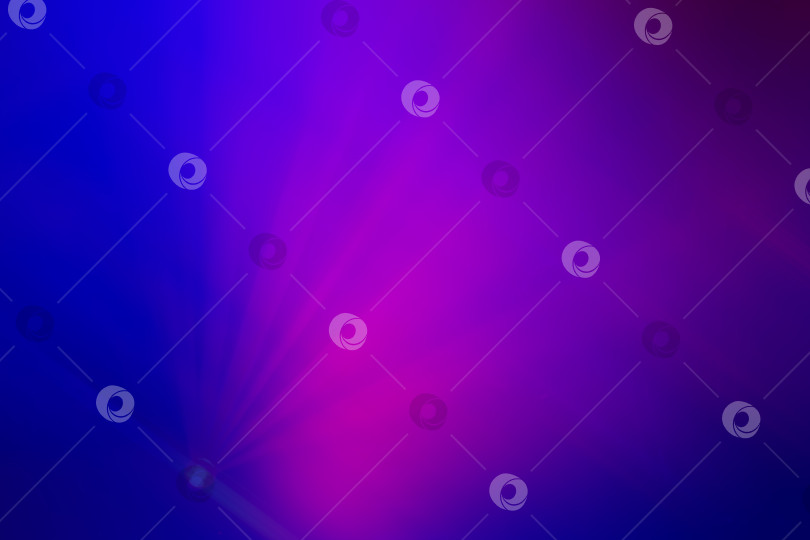 Скачать Размытые розовые лучи сценического освещения на фиолетовом фоне. Фиолетово-розовый градиент. фотосток Ozero