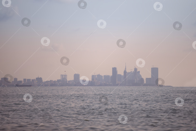 Скачать Вид на современный город в морском тумане. фотосток Ozero