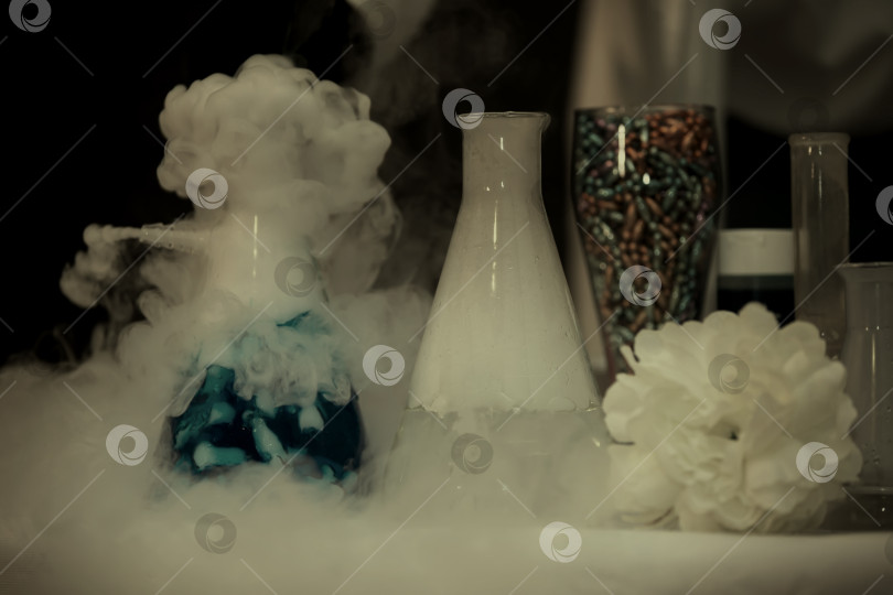 Скачать В химической лаборатории колбы, наполненные растворами, окутаны дымом. фотосток Ozero