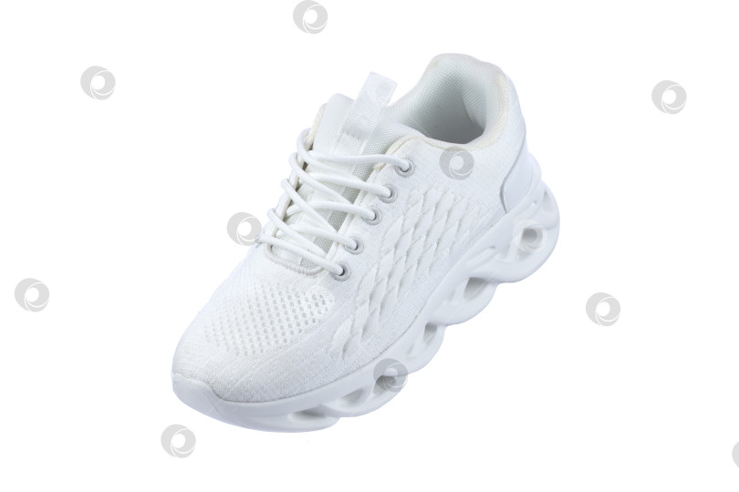 Скачать Белые кроссовки из ткани с текстурированной витой подошвой на белом фоне. фотосток Ozero