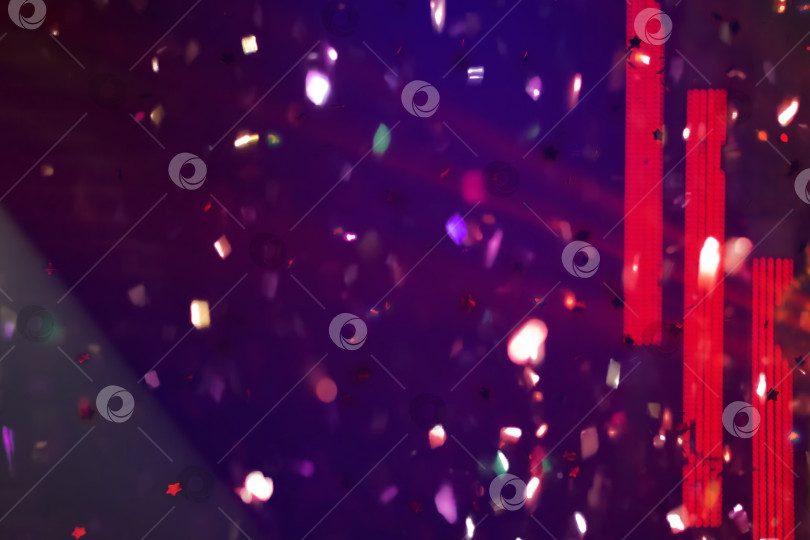 Скачать Праздничный фиолетовый фон с летящими блестками конфетти. фотосток Ozero