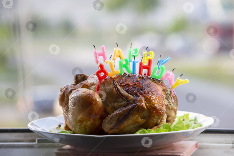Скачать Праздничный цыпленок со свечами в виде букв "С днем рождения". фотосток Ozero