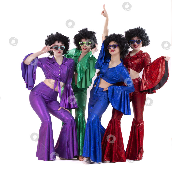 Скачать Девушки в стиле диско в ярких расклешенных костюмах и афроамериканских париках на белом фоне. Стиль семидесятых или восьмидесятых. фотосток Ozero
