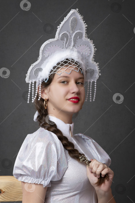 Скачать Снегурочка. Зимний портрет красивой молодой женщины в зимней короне. фотосток Ozero