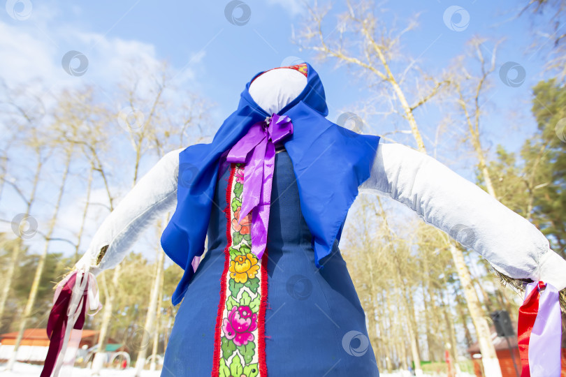 Скачать Этническая кукла - символ Масленицы, чучело для сожжения как символ окончания зимы и прихода весны. Традиционная славянская масленица. фотосток Ozero