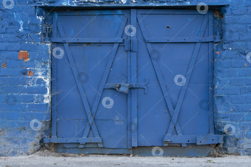 Скачать Закрытая старая синяя дверь в кирпичной стене. фотосток Ozero