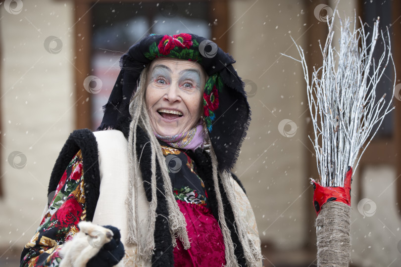 Скачать Баба Яга. Сказочный персонаж - злая бабушка из русской сказки. Костюм на Хэллоуин. фотосток Ozero