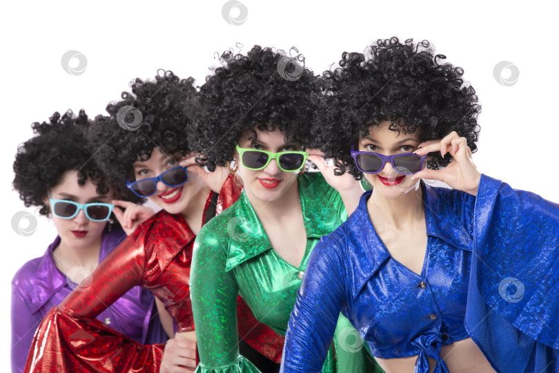 Скачать Группа девушек в стиле диско и африканских париках в красочных костюмах на белом фоне. фотосток Ozero