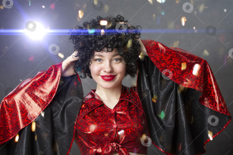 Скачать Празднично улыбающаяся девушка в афроамериканском парике на дискотеке. фотосток Ozero