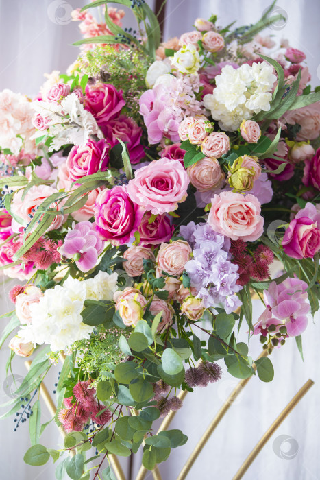 Скачать Композиция из искусственных цветов разных сортов. Цветочный фон. фотосток Ozero