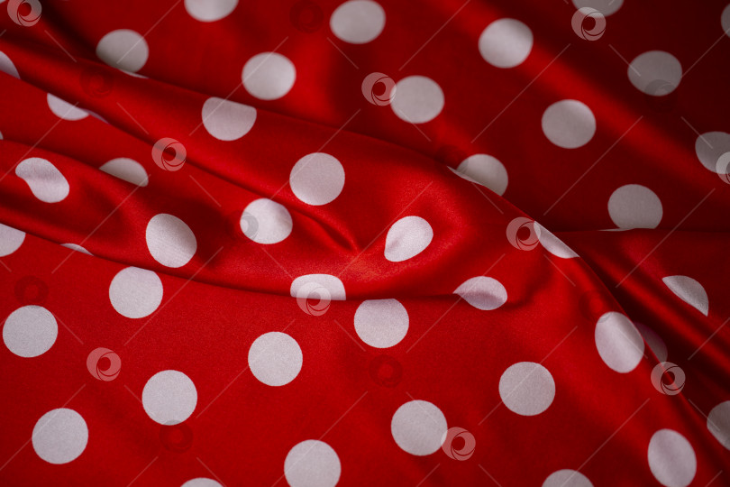 Скачать Красная шелковая ткань в крупный белый горошек. Фон в горошек. фотосток Ozero