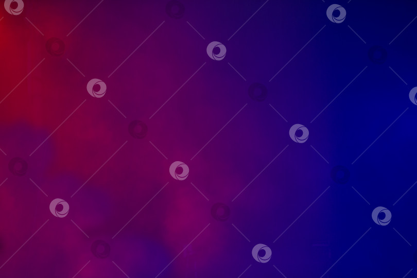 Скачать Фиолетовый дым на сцене или в цирке на темном фоне. фотосток Ozero