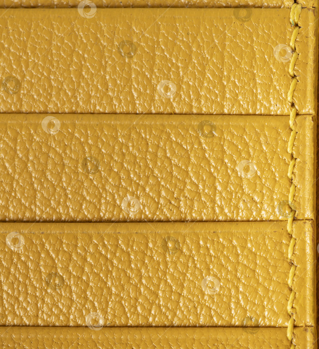 Скачать Текстура желтой кожи крупным планом со строчкой. фотосток Ozero