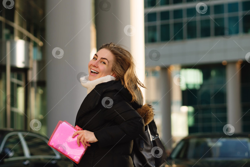 Скачать Бизнес-леди на фоне бизнес-центра фотосток Ozero