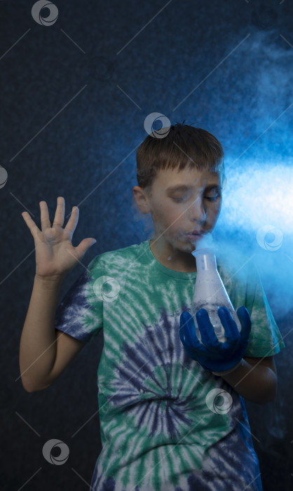 Скачать Новые научные открытия. Умный мальчик-ученый кричит от удивления, проводя химические эксперименты в лаборатории. Концепция образования. Открытие. фотосток Ozero