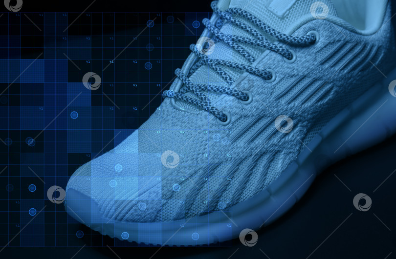 Скачать Деталь кроссовок на синем фоне с геометрической линейкой для измерения и осмотра. фотосток Ozero