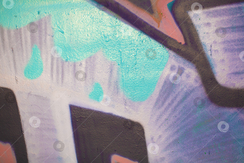 Скачать Часть абстрактной гравитации, раскрашенная яркими мазками. Окрашенная бетонная стена. фотосток Ozero