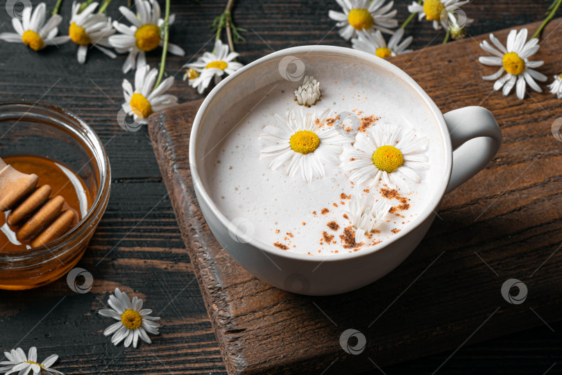 Скачать Латте с ромашковым чаем и медом, кофейная чашка raf фотосток Ozero