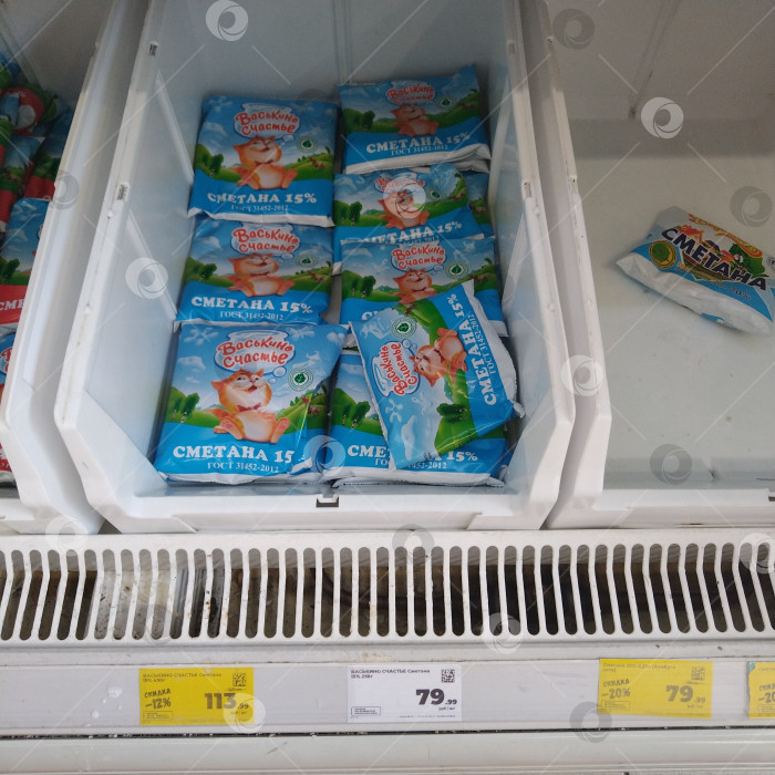 Скачать Отдел сметаны в магазине "Магнит". фотосток Ozero