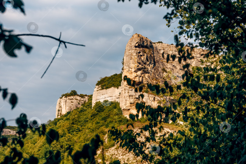 Скачать Пейзаж крымских гор, панорама горного хребта в летней дымке фотосток Ozero