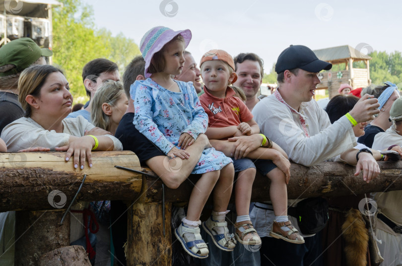 Скачать Дети на уличном концерте, фотосток Ozero