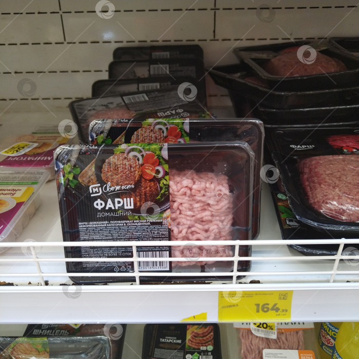 Скачать Отдел домашнего фарша в магазине "Магнит". фотосток Ozero