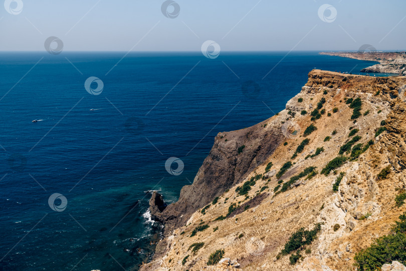 Скачать Мыс Фиолент в Крыму, вид на Черное море и скалу летом в солнечный день фотосток Ozero