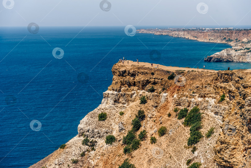 Скачать Мыс Фиолент в Крыму, вид на Черное море и скалу летом в солнечный день фотосток Ozero