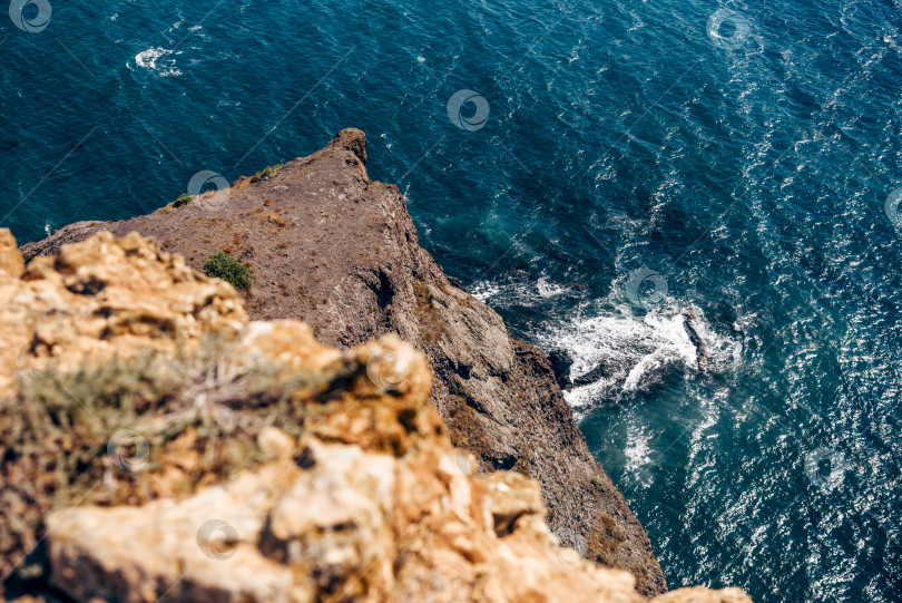 Скачать Мыс Фиолент в Крыму, вид на Черное море и скалу летом в солнечный день фотосток Ozero