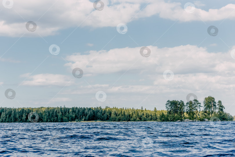 Скачать Пейзаж летней реки Вуокса среди камней, водохранилище с быстрым течением, Россия фотосток Ozero