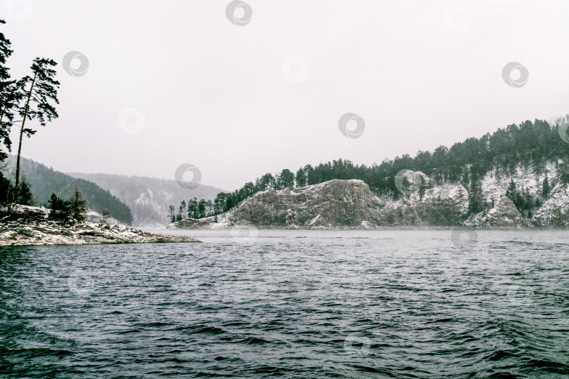 Скачать Красноярское водохранилище на реке Енисей, зимний пейзаж в пасмурный день Сибири фотосток Ozero