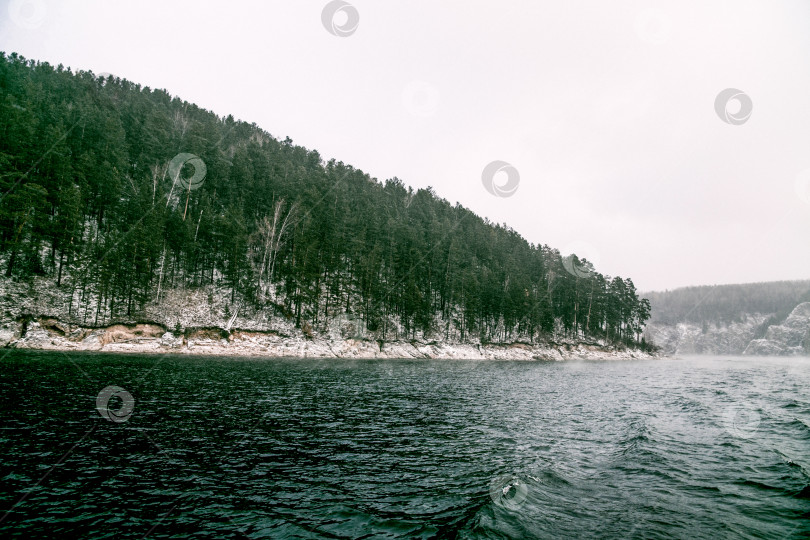 Скачать Красноярское водохранилище на реке Енисей, зимний пейзаж в пасмурный день Сибири фотосток Ozero