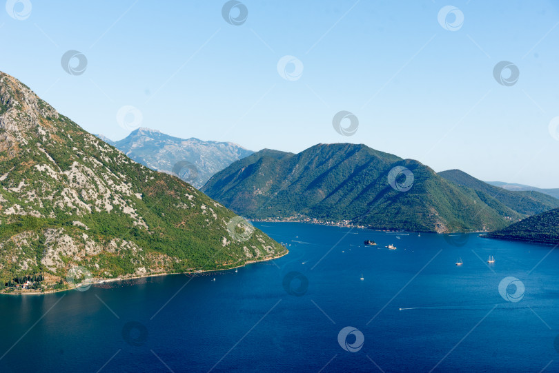 Скачать Боко-Которский залив в Черногории на берегу Адриатического моря, летний пейзаж в солнечный день фотосток Ozero