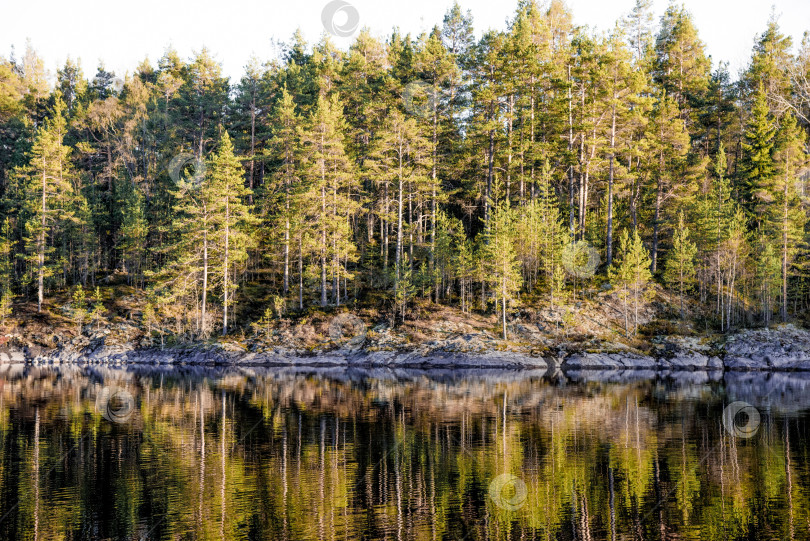Скачать Пейзаж голубое глубокое озеро, светлое солнце, облака, небо, горы, Ладожские шхеры, Карелия фотосток Ozero