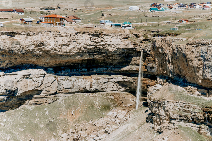 Скачать Водопад Тобот на плато Хунзах в Республике Дагестан, Кавказ, Россия, летний пейзаж в солнечный день фотосток Ozero