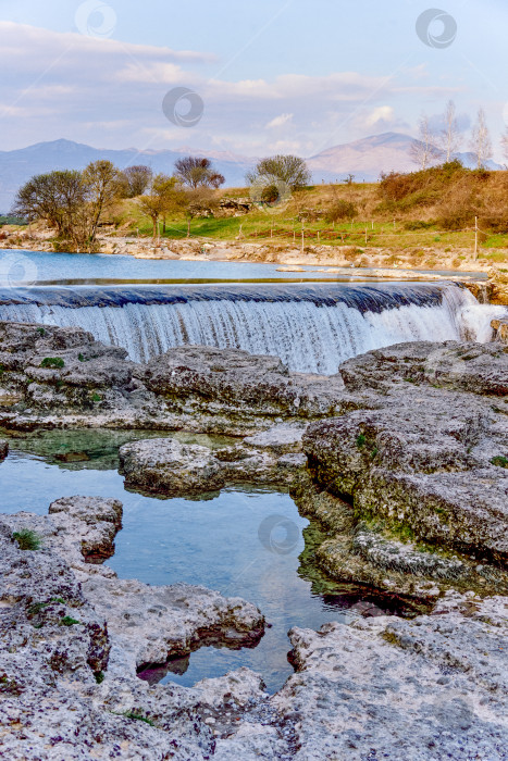Скачать Ниагарский водопад на реке Чиевна в Подгорице Черногория летний пейзаж солнечный день фотосток Ozero