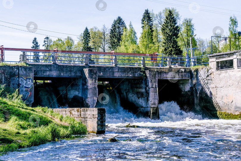 Скачать Санкт-Петербург, Россия, 5 мая 2020 года, Малая гидроэлектростанция на реке в Ленинградской области, летний пейзаж фотосток Ozero